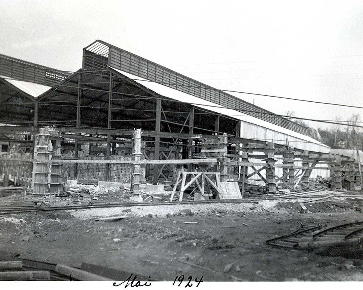 "xx/05-1924" Nitriden. Bygning for steking av elektrodekull. Skinnegang, "høybanen", sees i forgrunnen.