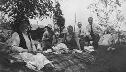 Matrast i det fri under en søndagstur med Pinsemenigheten.