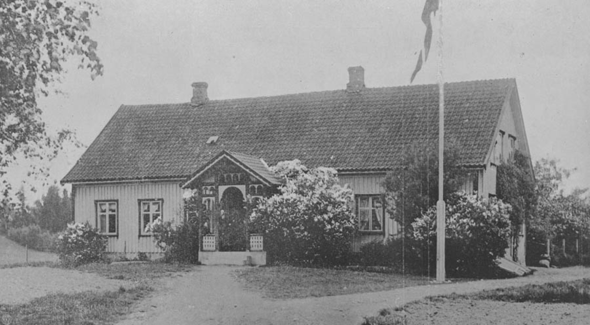 Brønnerud kommunelokale, skole og bank. Bygget 1848