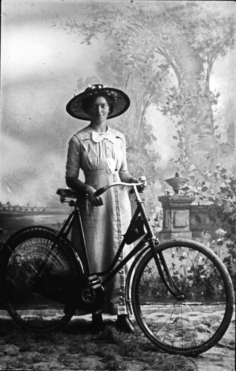 Ung kvinne med sykkel.