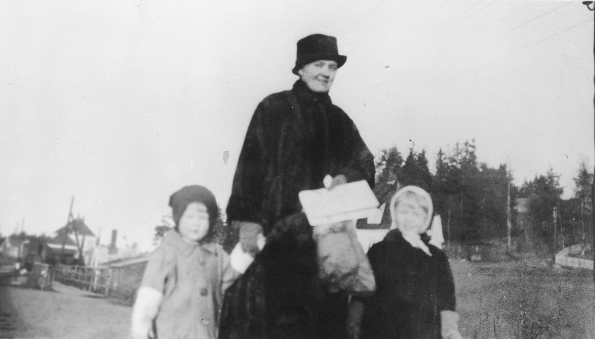 Signe Wold, barna Wenche og Grethe går sydover langs jernbanen.