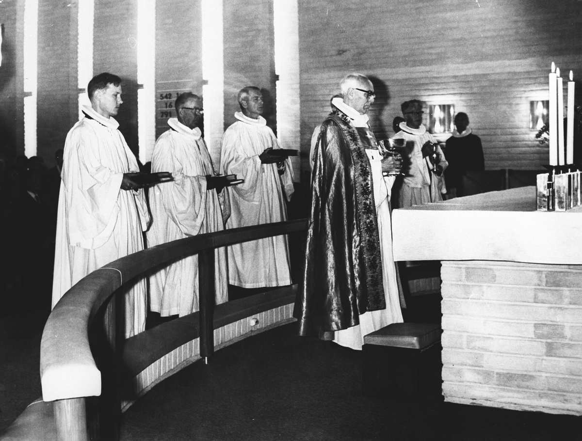 Innvielse av Greverud kirke, biskopen og prestene ved alteret