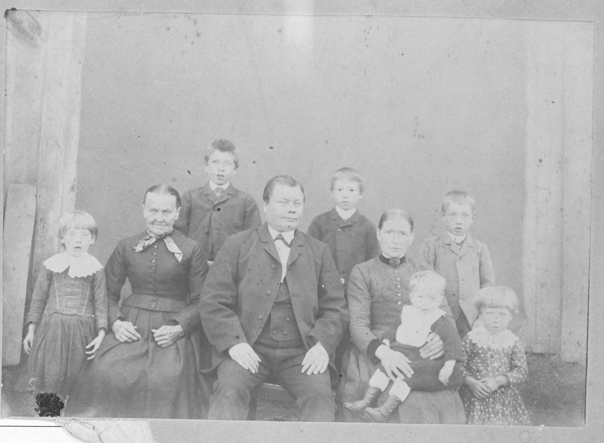 Indiana og Edvard Bunæs med familie.