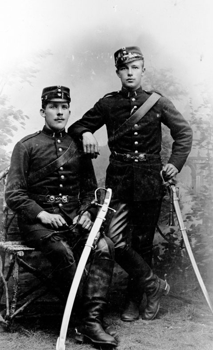 Atelierfoto av to soldater med lange sabler.