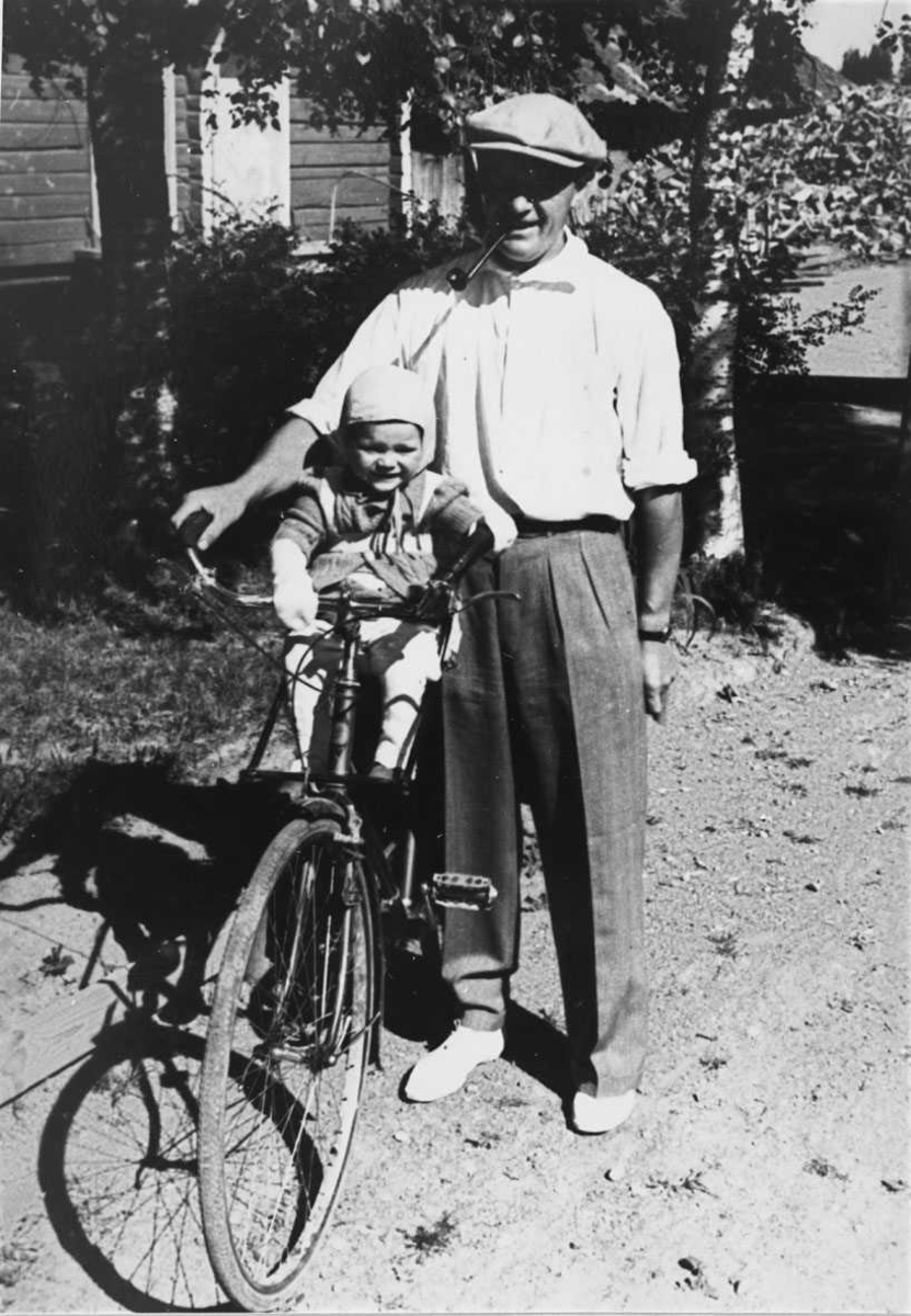 Paul A. Balterud og sønnen Knut på sykkel.