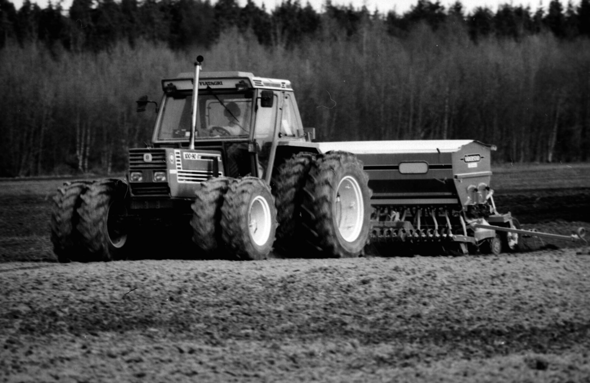 Stor traktor med utstyr for jordbearbeiding og såing. Utviklinga i kornproduksjonen går mot større maskiner og drift. 