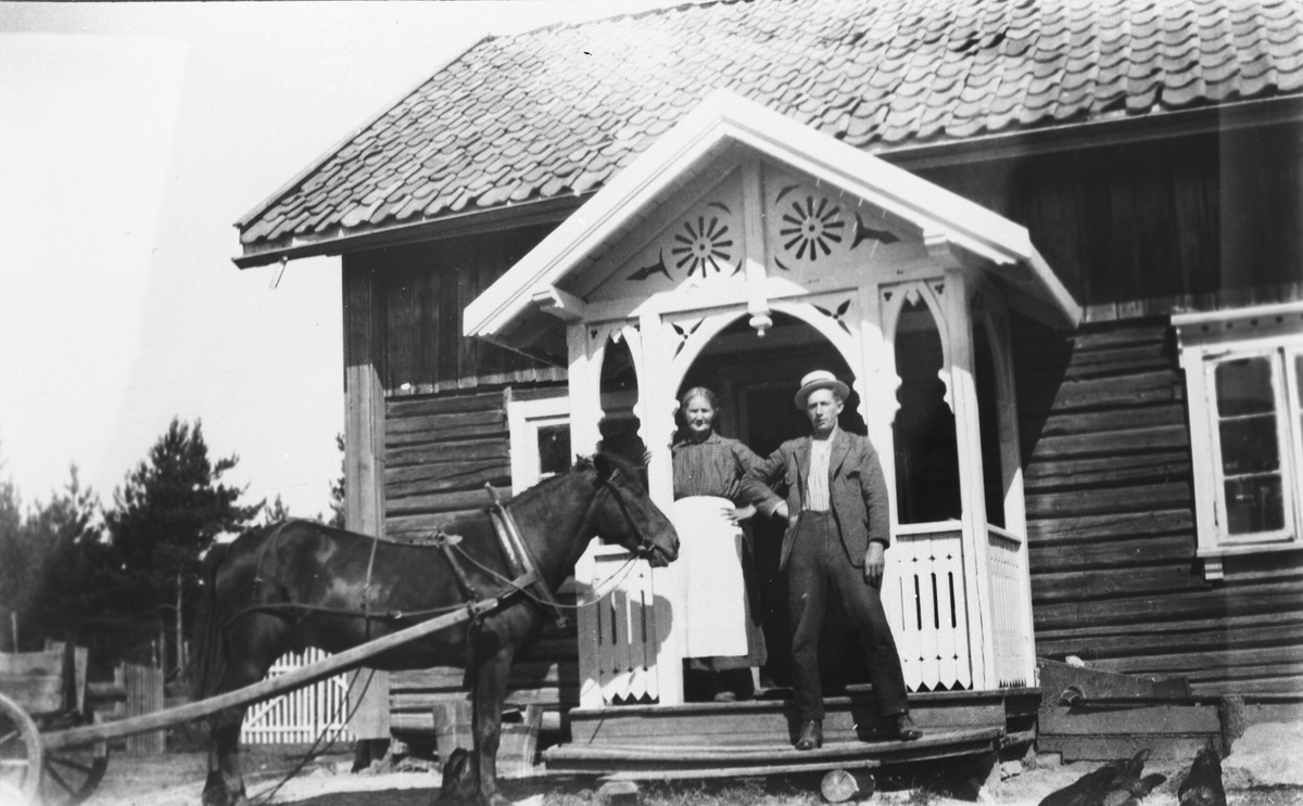 Marie Nordi og Hjalmar Nordli på trappa med hesten.