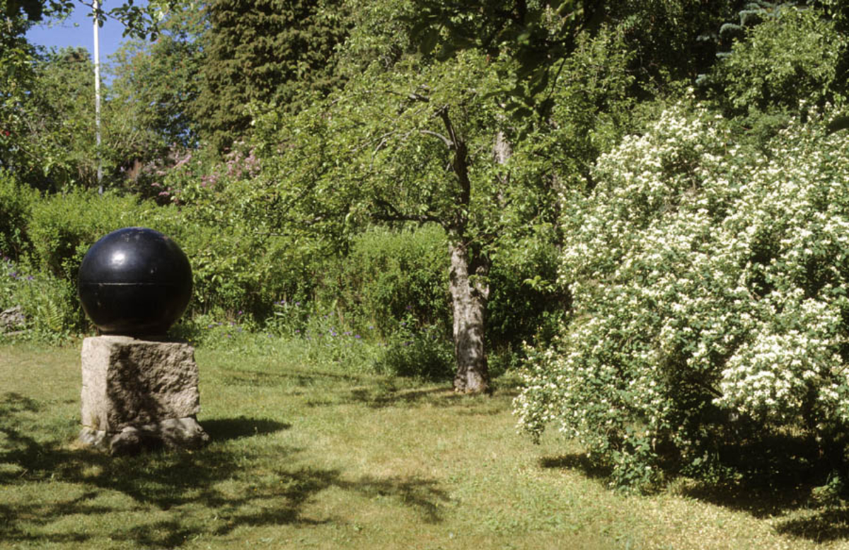 Asker Museum, forsommeren 1996. Hagen: rund skulptur på steinblokk i hagen