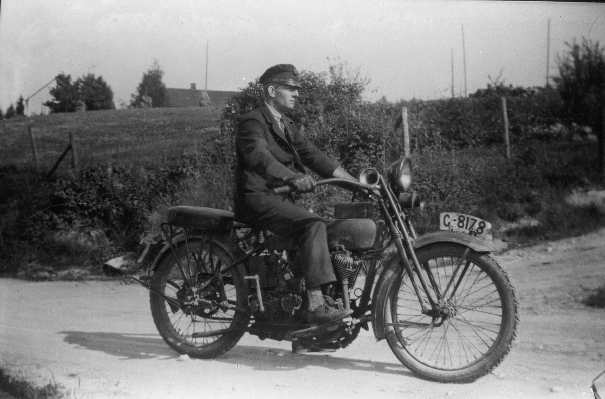 Mann på motorsykkel - Harley Davidson J-modell fra 1917-21.