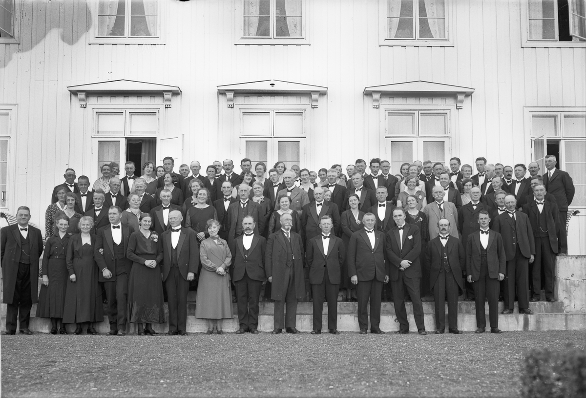 Stor gruppe. Bestyrer på Akershus Fylkes Husmorskole Helene Hval i midten. Redaktør Erling Grieg foran, noe til høyre. Før krigen.