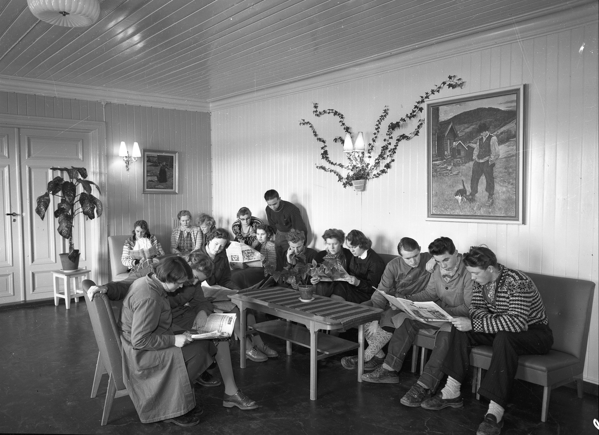 Bjerkely Ungdomsskole. Elever leser i avis – Glåmdalen og Aftenposten. ”Verste uværsdøgn i vinter. Sildeflåten er helt værfast”