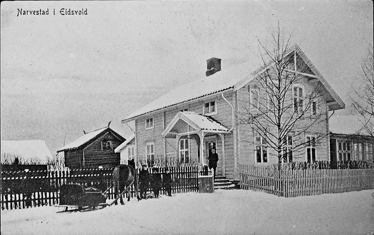 Narvestad Landhandel i Eidsvoll. Ca. 1910.
Forretningsgård bygget 1898. På trappa står eier Hans Johansen. De andre er: Johan Johansen, Torbjørn og Helge Moestue-Johansen.