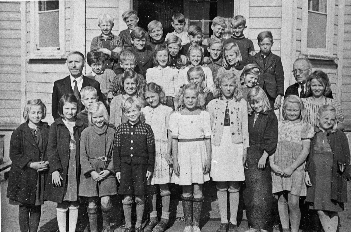 Råholt skole. 1943-44. 
Lærerne Sundli og Solheim samt elever fra flere klasser.