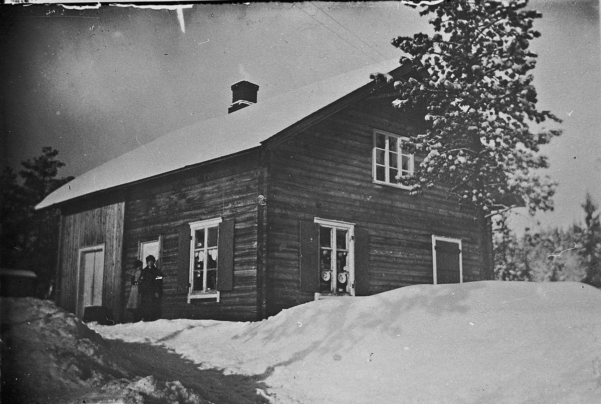 Fossen i Gullverket. 1913-20. Gamle butikken i Fossen, ved sørenden av Nordre Hoelsjø. Ble senere påbygd, og Johannes Røen overtok i 1923.