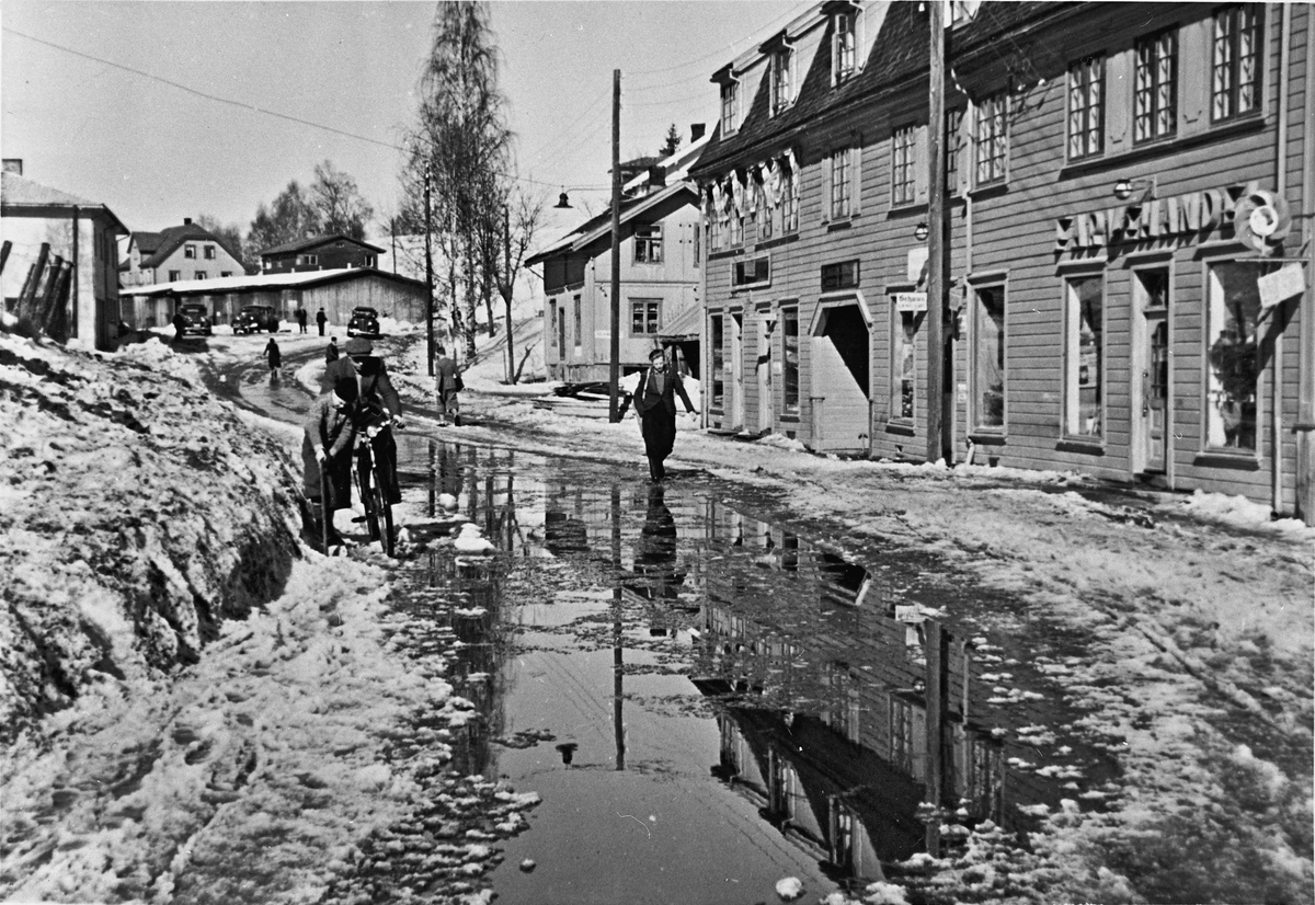 Ansamling av biler og folk i Sundet. Våren 1946. Sannsynligvis under Rudseterløpet. 1920-30 årsmodell biler i gaten.