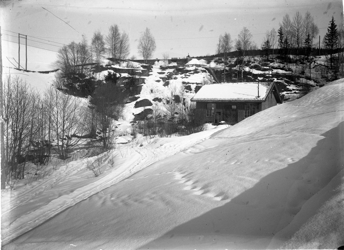 Holt Elverk. Ligger ved Holtåa. Holt Elverk eller Holt Bruk leverte strøm til den delen av Langset sogn som ligger på østsida av Vorma og Mjøsa.