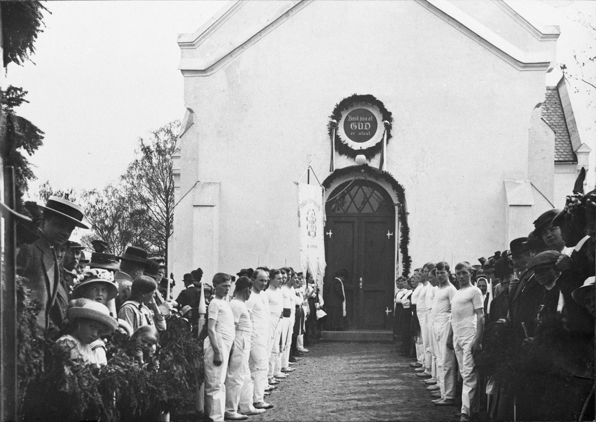 17. mai. Inngangen til Eidsvoll Kirke. «Husk paa at GUD er ataat» står over inngangen.