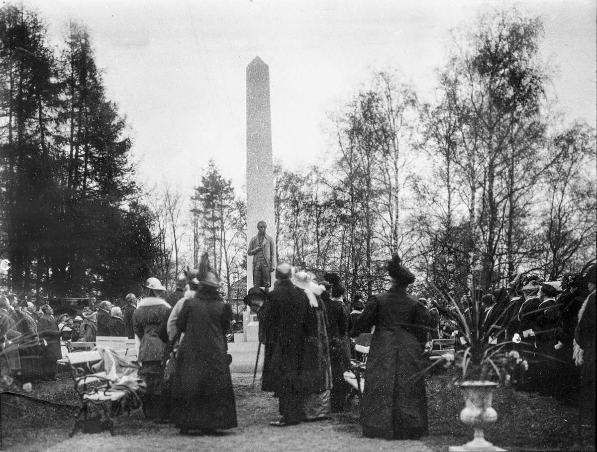 Ved monumentet over Carsten Anker. Det ble avduket 16. mai 1914.