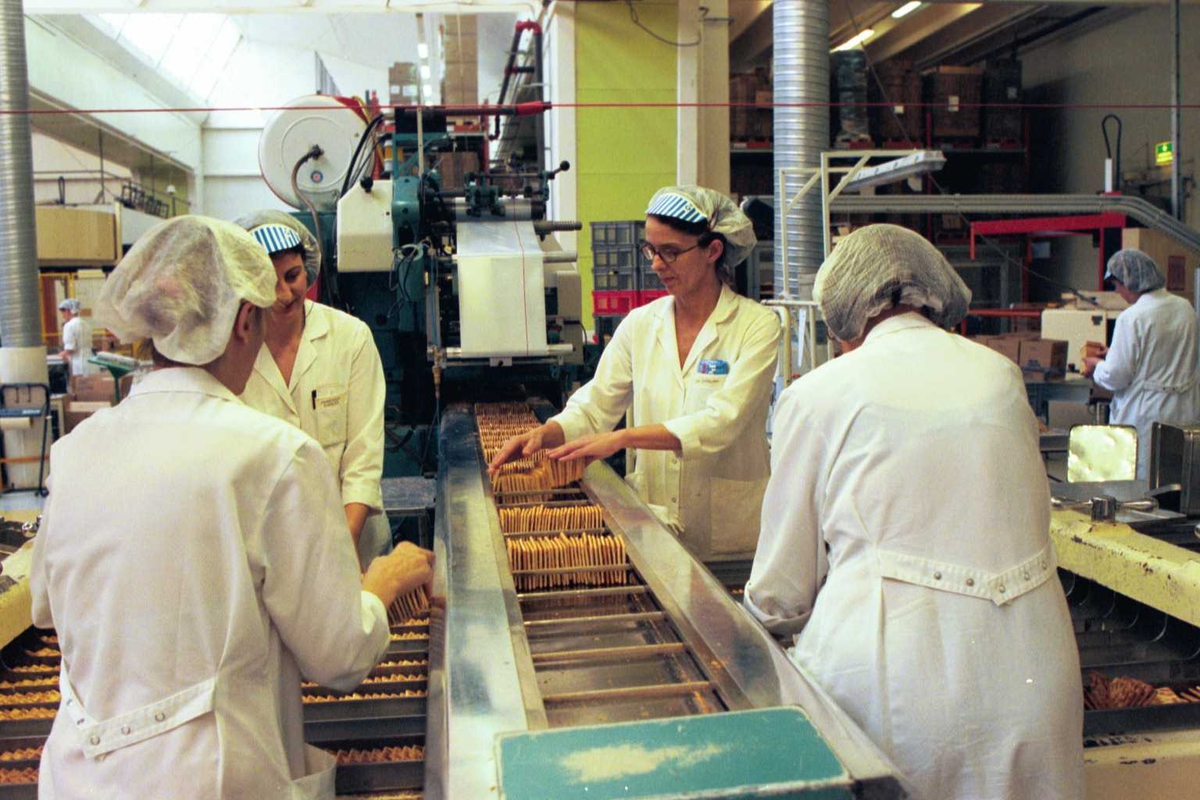 Cream Cracker, kjeks, maskiner, arbeidere, arbeidstøy, kvinner, fabrikkmiljø, pakkelag ved A-linja