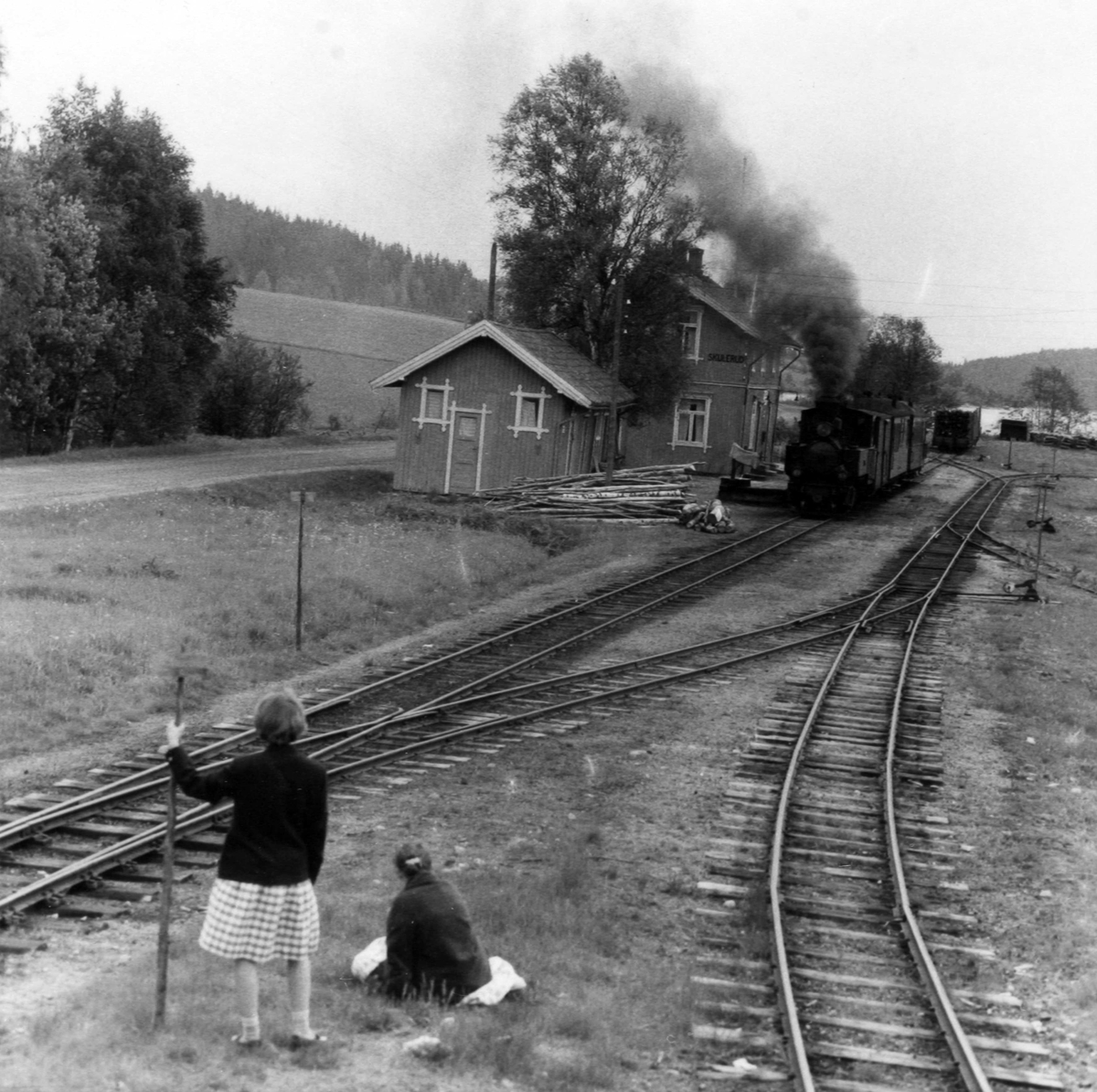 Tog 2058 til Sørumsand står klart til avgang på Skulerud stasjon.