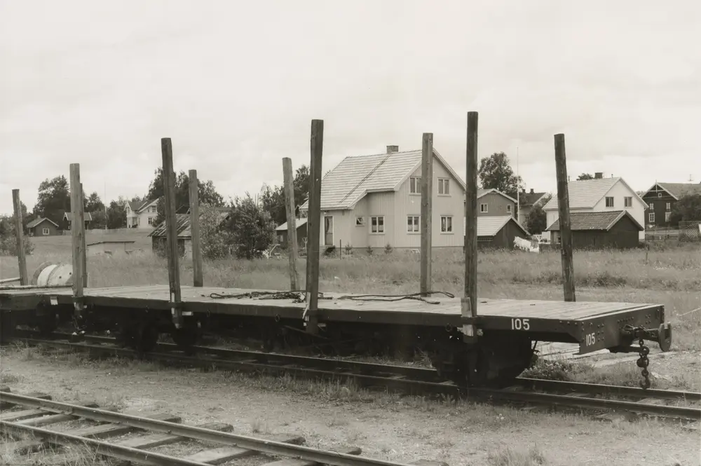 Flatvogn T 105, levert til Liermosen Torvstrøfabrikk. Bjørkelangen stasjon.