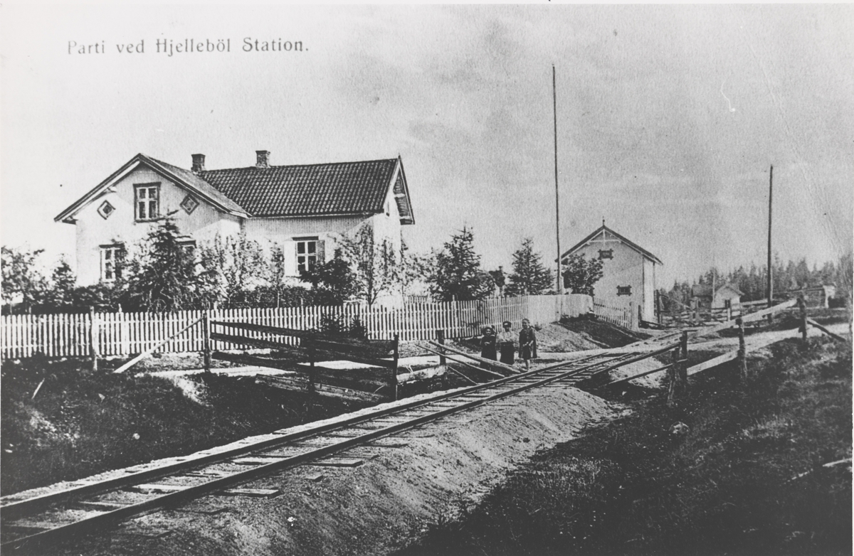 Planovergang og ferist (kufanger) ved Hjellebøl stasjon.