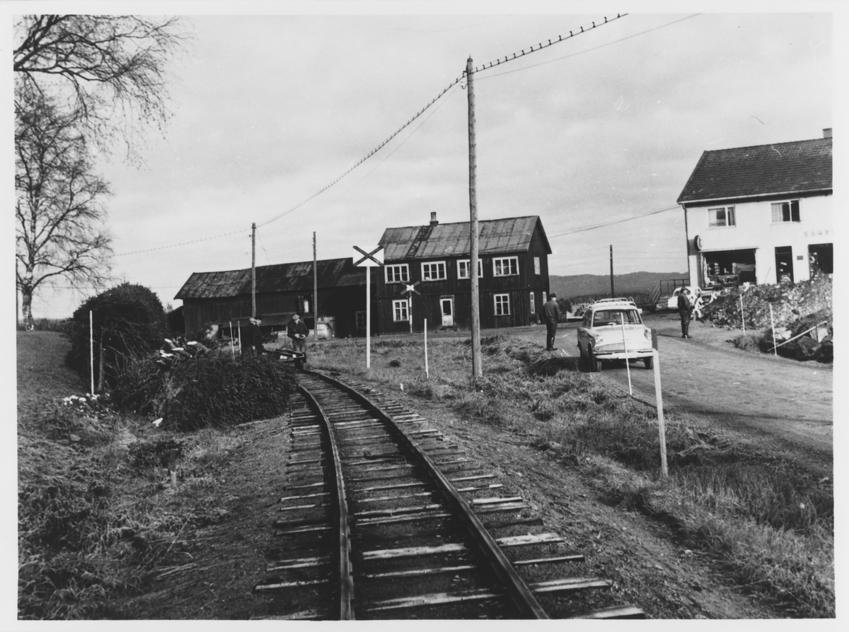 Riving av Urskog-Hølandsbanens spor på Bjørkelangen. Arbeidet utføres ...