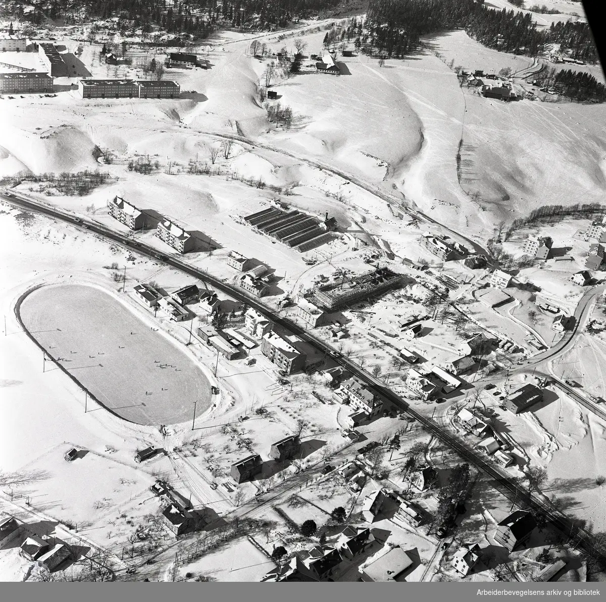 Flyfoto over Grorud, .med byggingen av Grorud senter midt i bildet,.ca. 1962.