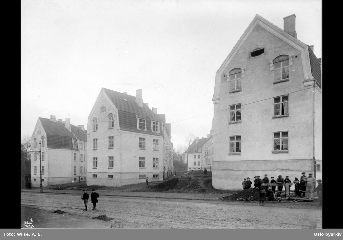 Tre boliggårder fra 1913, Kristianias første kommunale boliger. Hagegata i forgrunnen. Tegnet av arkitekt Kristen T. Rivertz. Nordisk nybarokk.