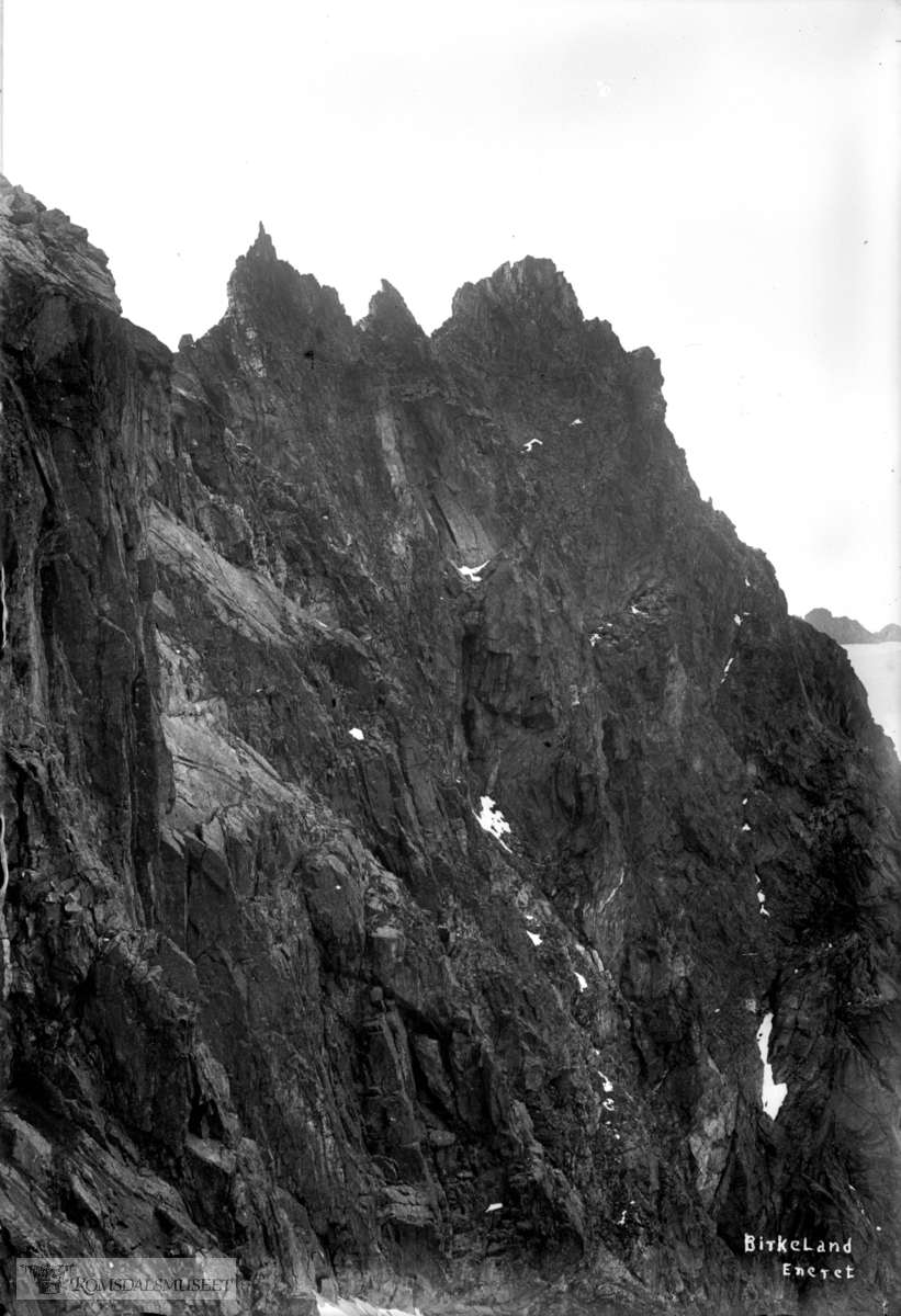 Kvanndalstind eggen, høide sett fra nord..Kvanndalstinden (1 744 moh.) er et fjell i Rauma kommune i Møre og Romsdal, og er det 603. høyeste fjellet i landet av fjellene med primærfaktor på minst 50 meter.