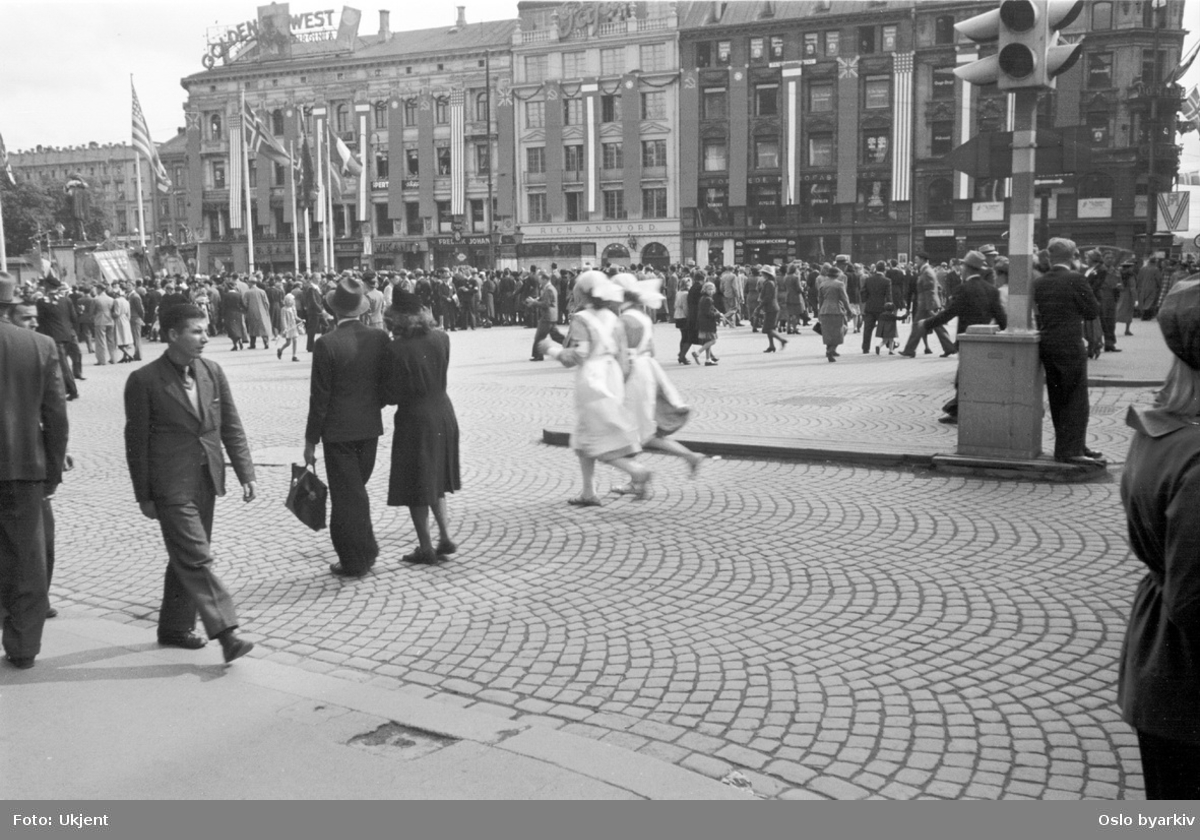 Folkeansamlinger på et pyntet Stortorvet 7. juni 1945 i anledning Kongens hjemkomst. Allierte flagg.