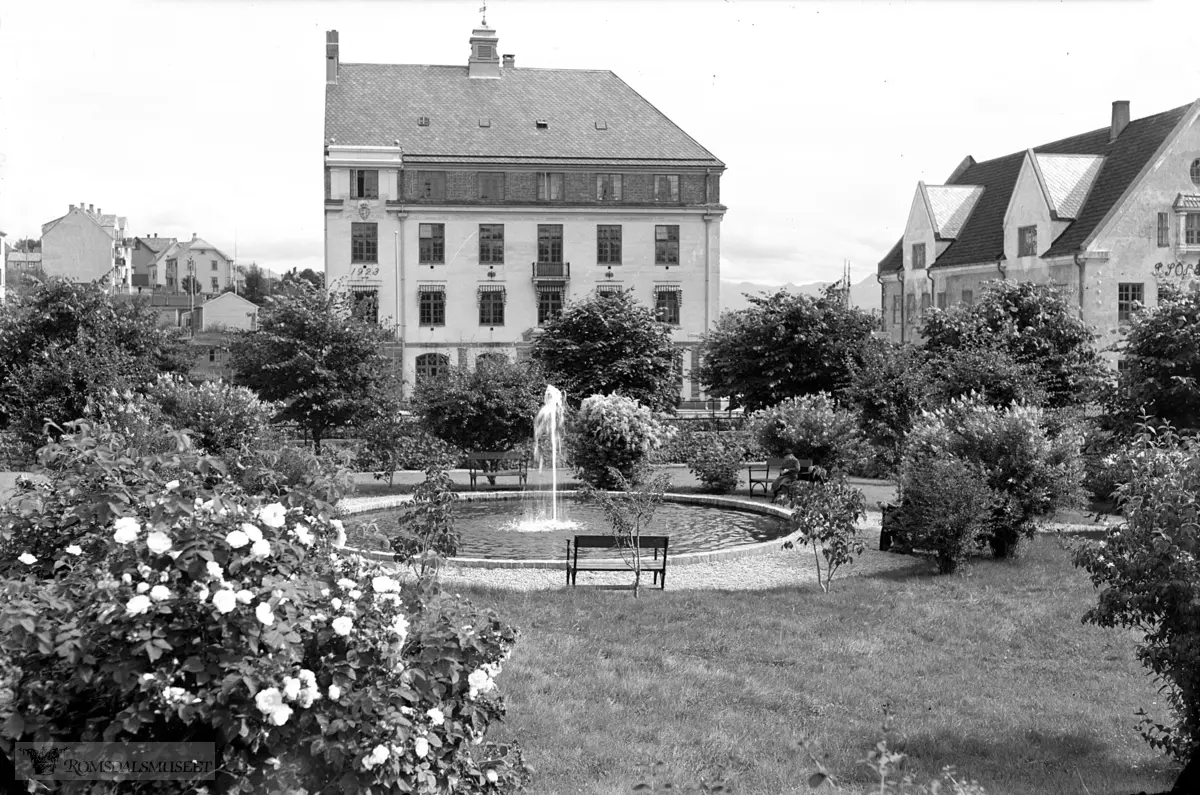 Gotfred Lies plass, Telegrafen. fra parken med roser i forgrunnen.om bygningene se artikkel i Romsdalsmuseets årbok 1992 side 62.