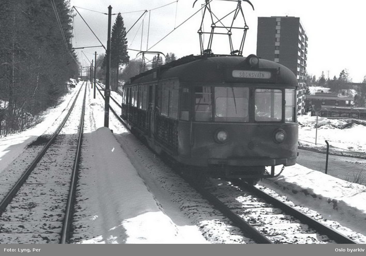 Holmenkollbanen, 501-503 kjører mot Kringsjå, vinter, studentbyen.