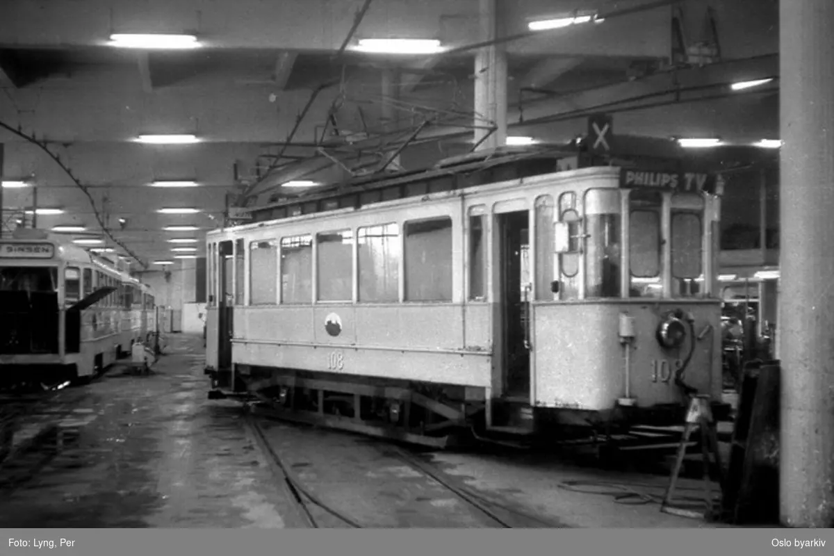 Oslo Sporveier. Trikk motorvogn type SS nr. 108 (fra 1914) rangérvogn i Grefsen vognhall, verkstedet. Bilde tatt en gang mellom 1968-1974.