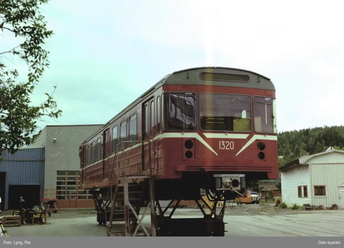 Oslo Sporveier. T-banevogn 1320, serie T6 (fra 1980-1981), vognkassa hos leverandøren, Strømmens Værksted, innen levering til Oslo.