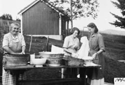 Koppevask i det fri under brylluppet til Anders og Aslaug Me