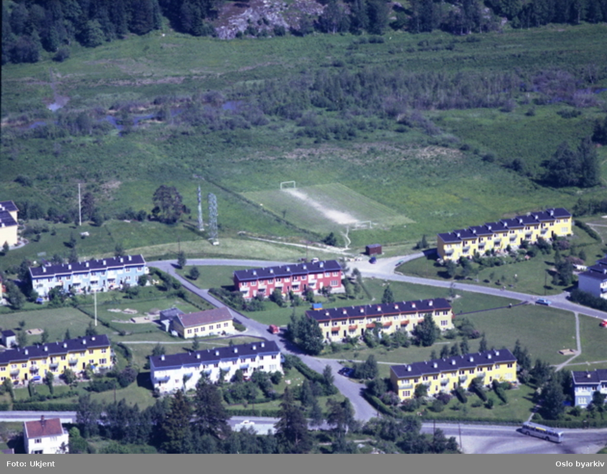 Rekkehus i Langerudhaugen og Langerudsvingen. Bogerudmyra i bakgrunnen. (Flyfoto)