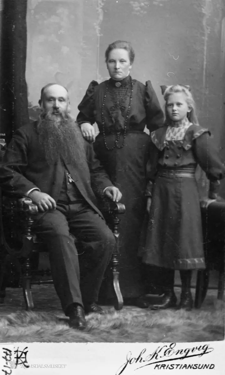 Margrete f. Eidsør i 1859, Ole f. 1850 og var megler i Kr.sund Marit f. 1898. Margrete var datter til Nils Knutsen Eidsør og Karen Sørens - datter f. Jordfall.........ADRESSE: Nesset       Eidsøra       Ytterøra         51.004