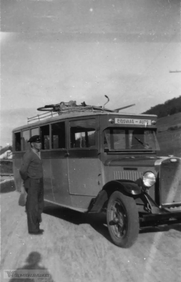 En av de første bussene til Eidsvåg Auto. .17 seters 1932 mod Volvo buss med reg nr T-2478, reg som komb i 1934, tilhørende Eidsvåg Auto.