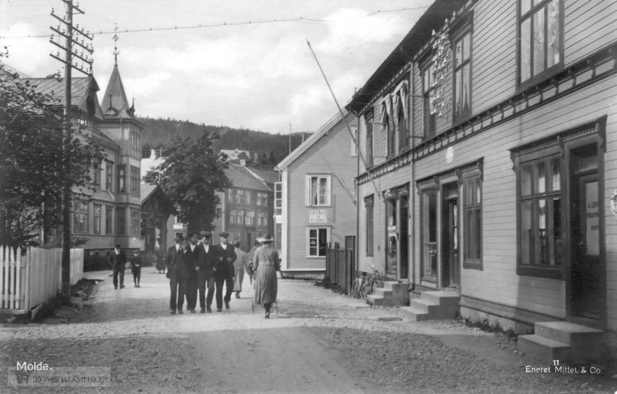Storgata med Gullsmed Hagen`s gård til høyre. til venstre, Sakfører Lethgården, Reknes. Gullhuset. ..Til høyre på bildet ligger Molde Lokal-Riksdtelefon og telegrafstasjon (1905-1923) i den nye forretningsgården til A. Lønseth.
