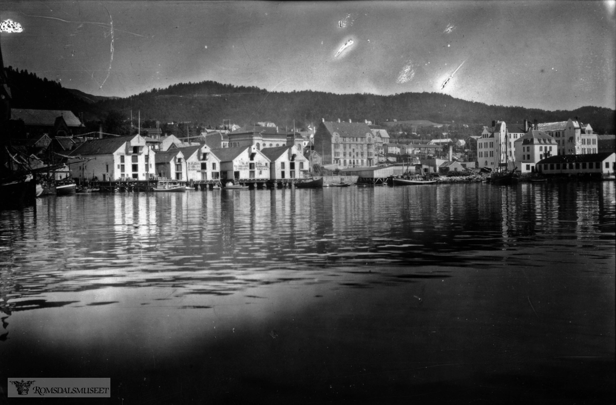 Molde i panorama sett fra Sør, Molde havna og byen sett fra fjorden.