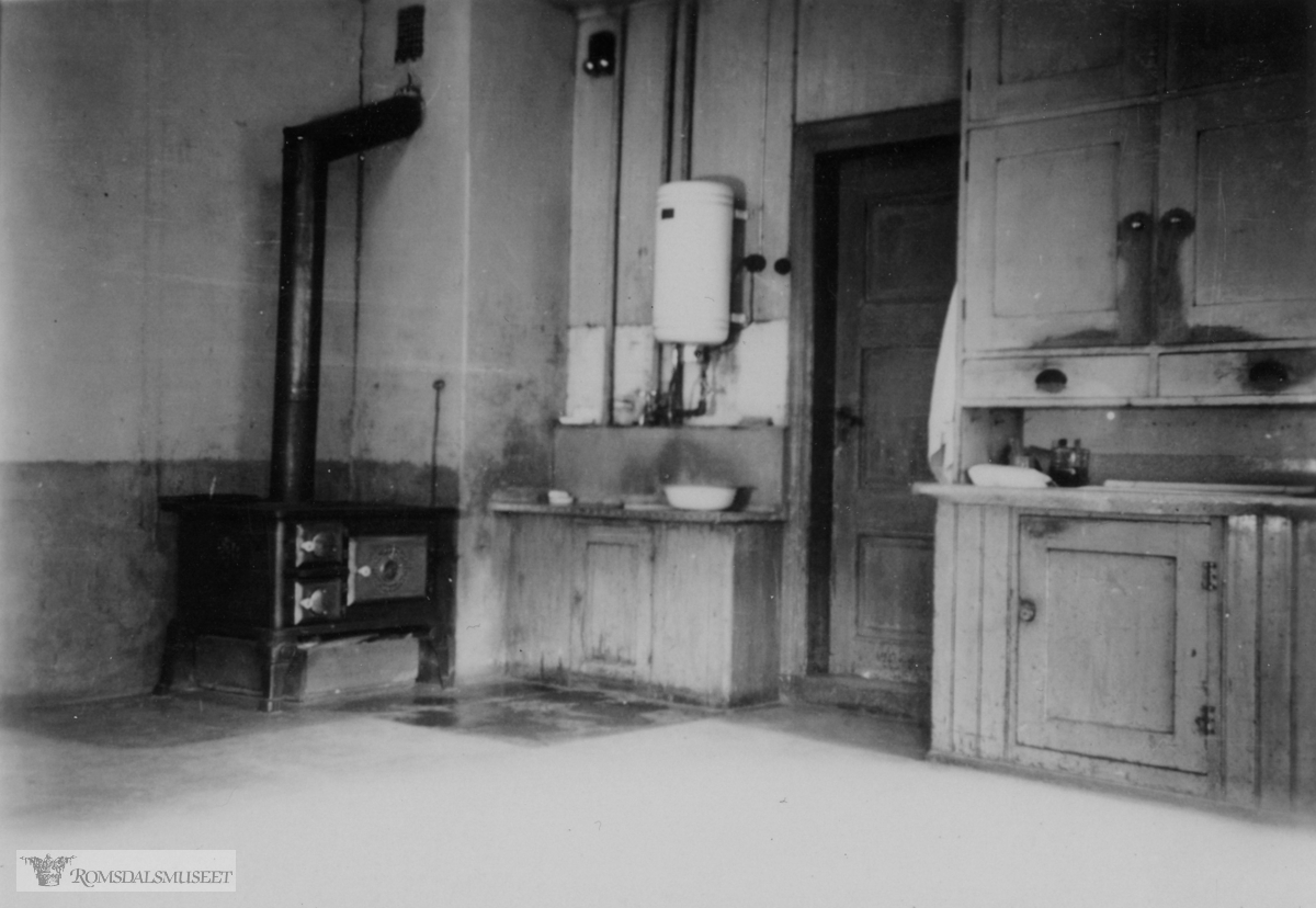 Kjøkkenet, vasken og den "nye" vedkomfyren...(Se Romsdalsmuseets årbok 2001)