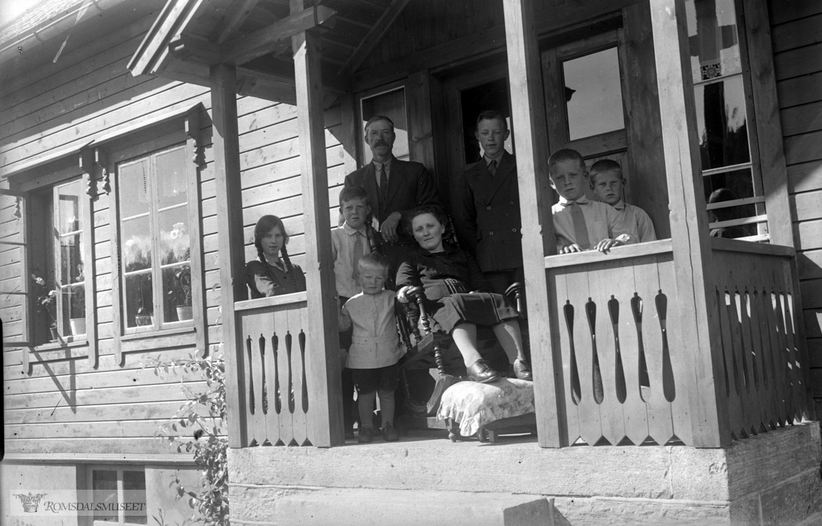 Familien Fylling i Grønnes på trappa. Til v. Borgny som var mor til Finn Erlandsen.