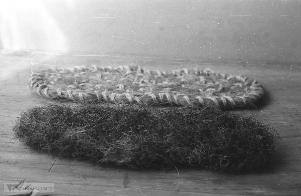 Foran: Hårsåler laget av Ane Frostad d.1953 fra Frostadbakken i Tomrefjorden..Bak: trolig laget av Aslaug Valved.