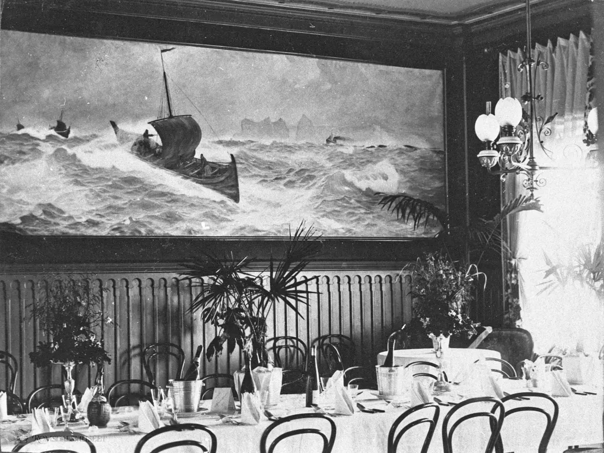 Interiør i spisesalen på Grand Hotel med Holmboes maleri som befant seg inne i Grand hotells spisesal.