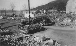 Tyske bilder..Til høyre er restene av den flotte kirka. Denn