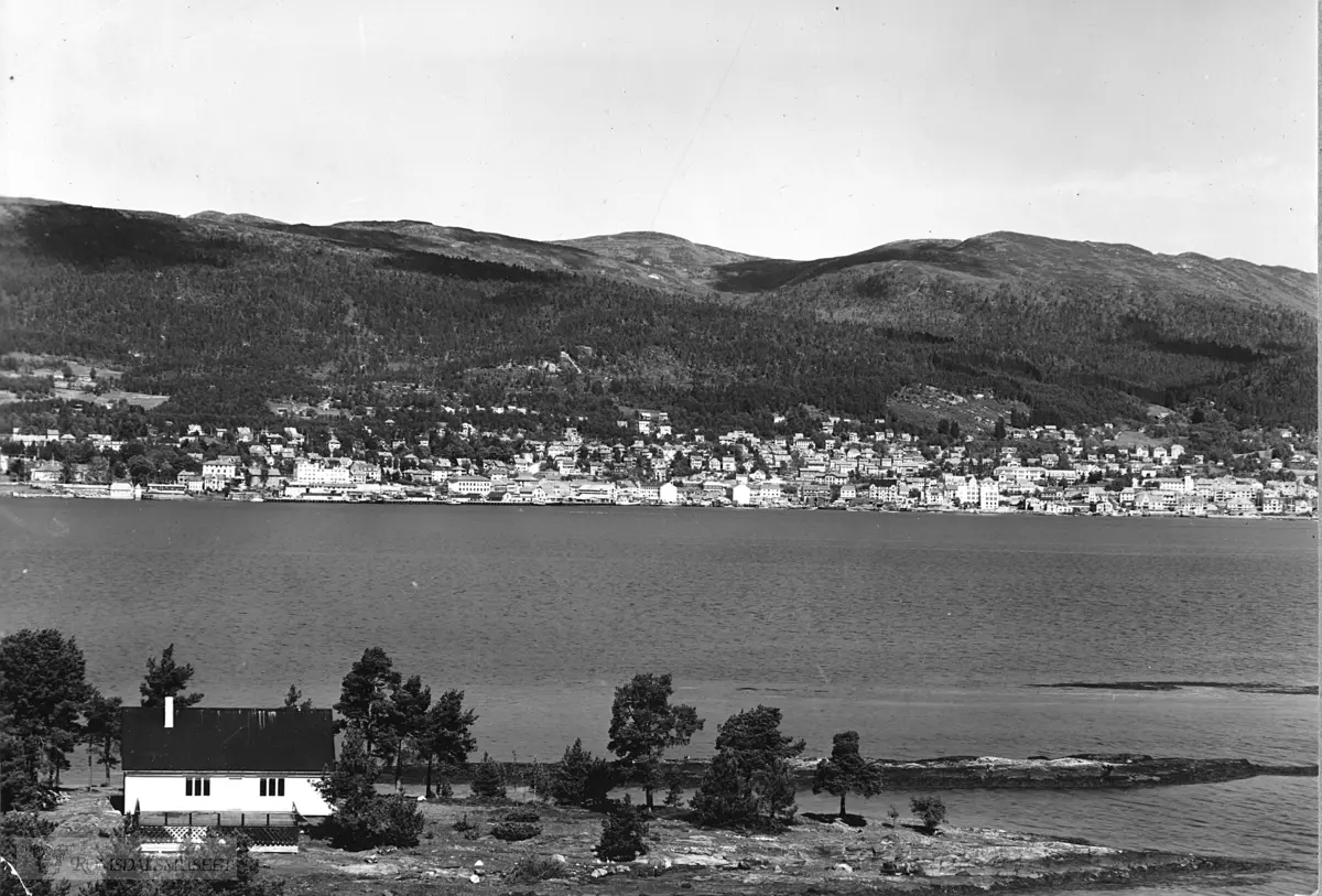 Molde i panorama sett fra Sør, Molde sett fra Hjertøya, seilerhytta i forgrunnen.(Eier: Inger Helene Johnson f. Solemdal, 1913-2006. utlånt av Hein Johnson)