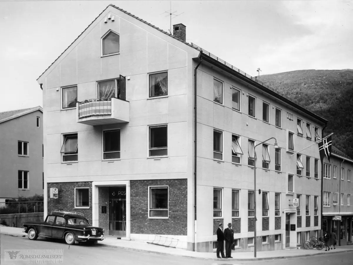Åndalsnes postkontor nytt 1960..Bilen er en Humber Hawk, sen 50-talls-/60-modell..Nede til høyre ser vi inngangen til Telesentralen som hadde tilhold i 2. etg. I 2020 er det Kirkekontoret i Rauma som disponerer både 1. og 2. etg.