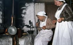 Steking av avlette i Pålgarden på Romsdalsmuseet..Olsok på R