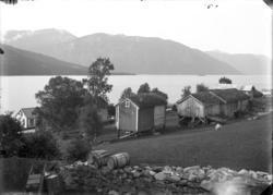 Vi ser husa på Sjølaupet fra baksida. .Mye av dette blir rev